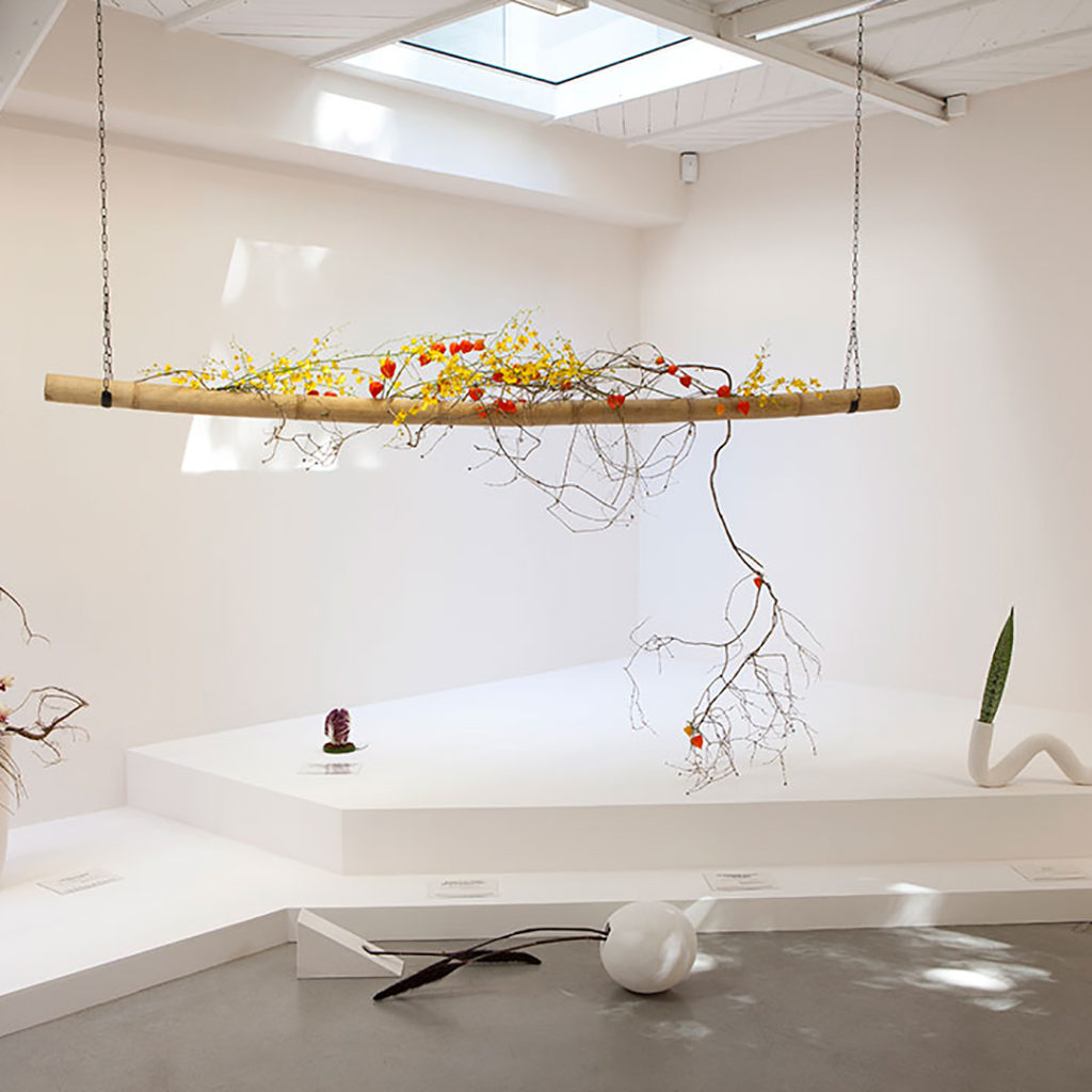 〈革命家でありながら、花を愛することは可能か〉Is it possible to be a revolutionary and like flowers?
2011-
ギャラリー・カメル・メヌールでの展示風景（2012)
installation view at galerie kamel mennour (2012)
photo: Fabrice Seixas / courtesy the artist and kamel mennour (Paris/London) Metro Pictures (New York) Galerie König (Berlin) © ADAGP, Paris & JASPAR, Tokyo  2019