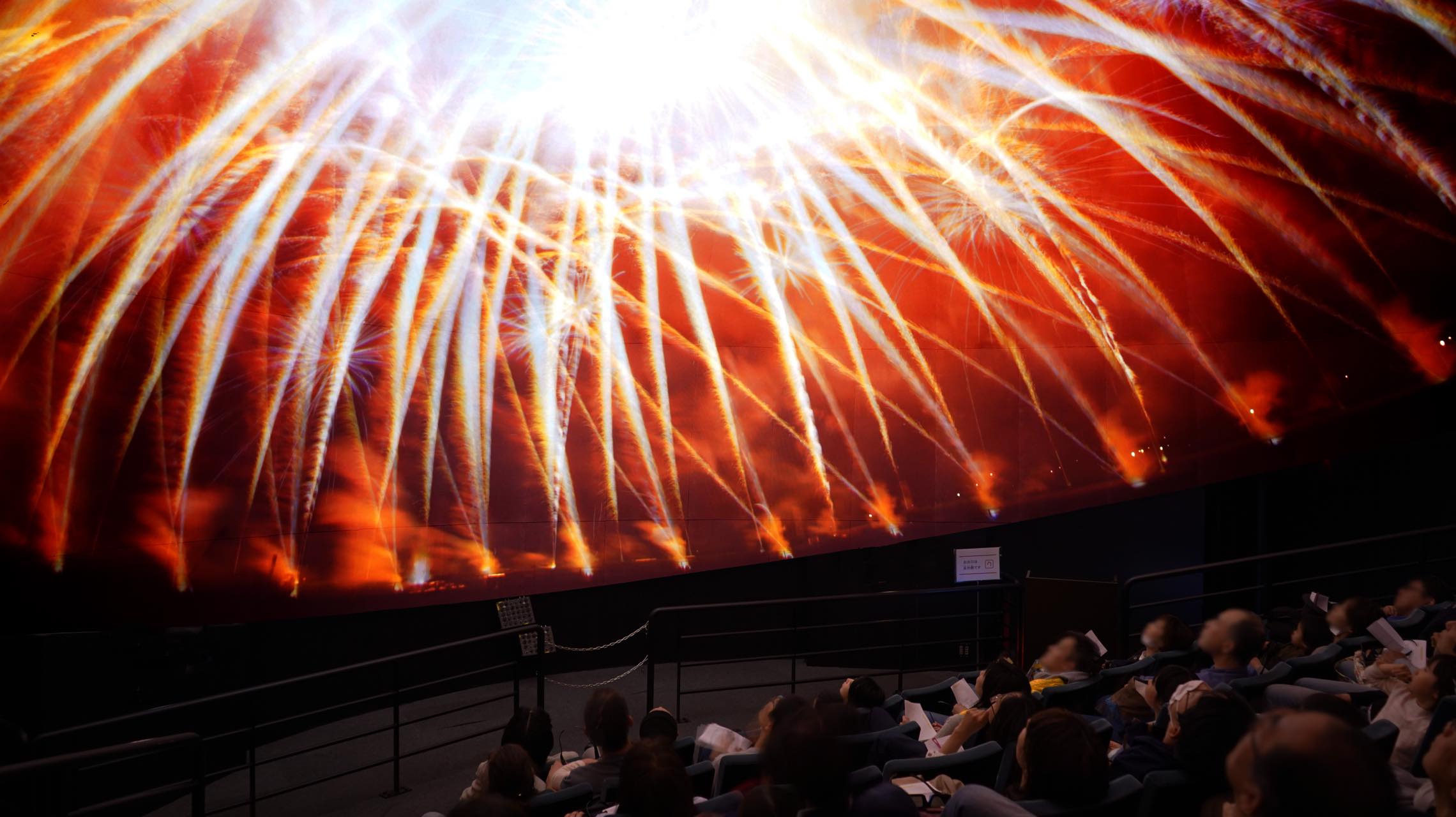 誰も体験したことない花火の特等席へ。360度の実写映像で新感覚の花火観覧を