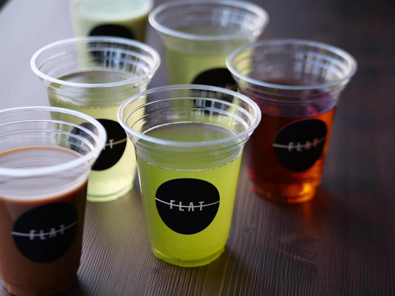新宿西口にサブスク型ドリンクスタンド「フラット」が誕生。こだわりの日本茶を持ち帰ろう。
