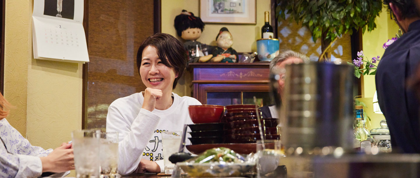 日本独自の飲み文化「スナック」で味わう東京の深い夜。1300軒以上を飲み歩いたスナック女子に聞く、人気のワケとは