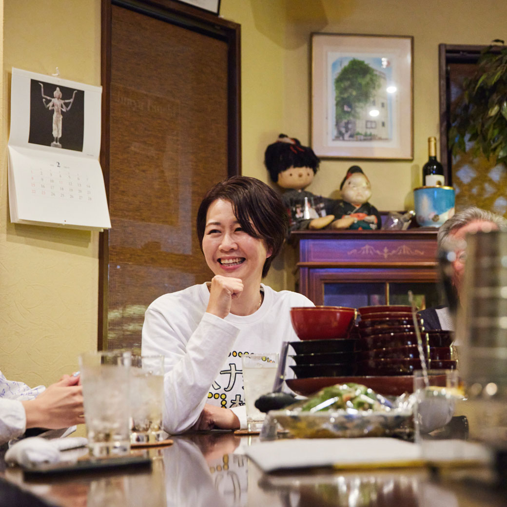 日本独自の飲み文化「スナック」で味わう東京の深い夜。1300軒以上を飲み歩いたスナック女子に聞く、人気のワケとは｜21:00〜